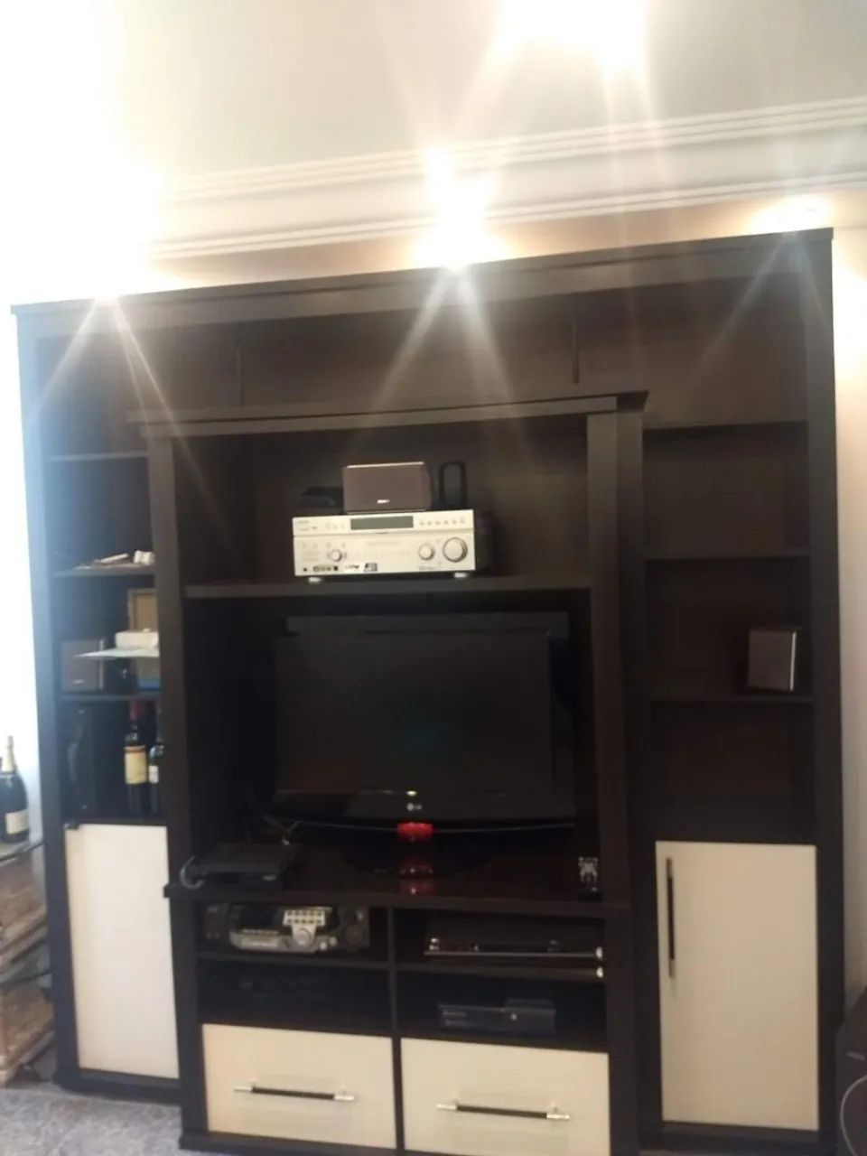Estante linda e em perfeito estado, com rodas na parte central  - Foto 4