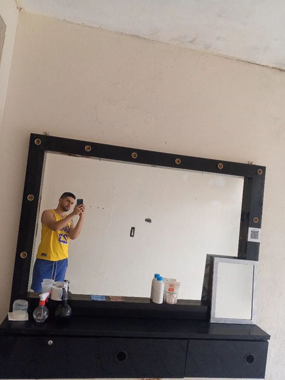 Vendo bancada para barbearia ou salão, espelho em perfeito estado e bancada conservada