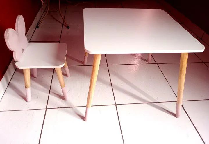 Mesa de madeira infantil + cadeira de borboleta 