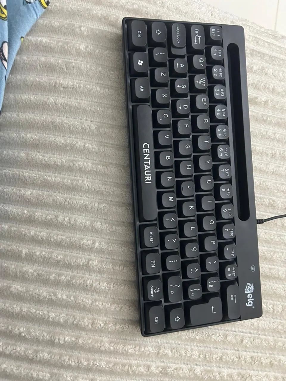 Teclado Gamer Centuri 60% - Foto 2