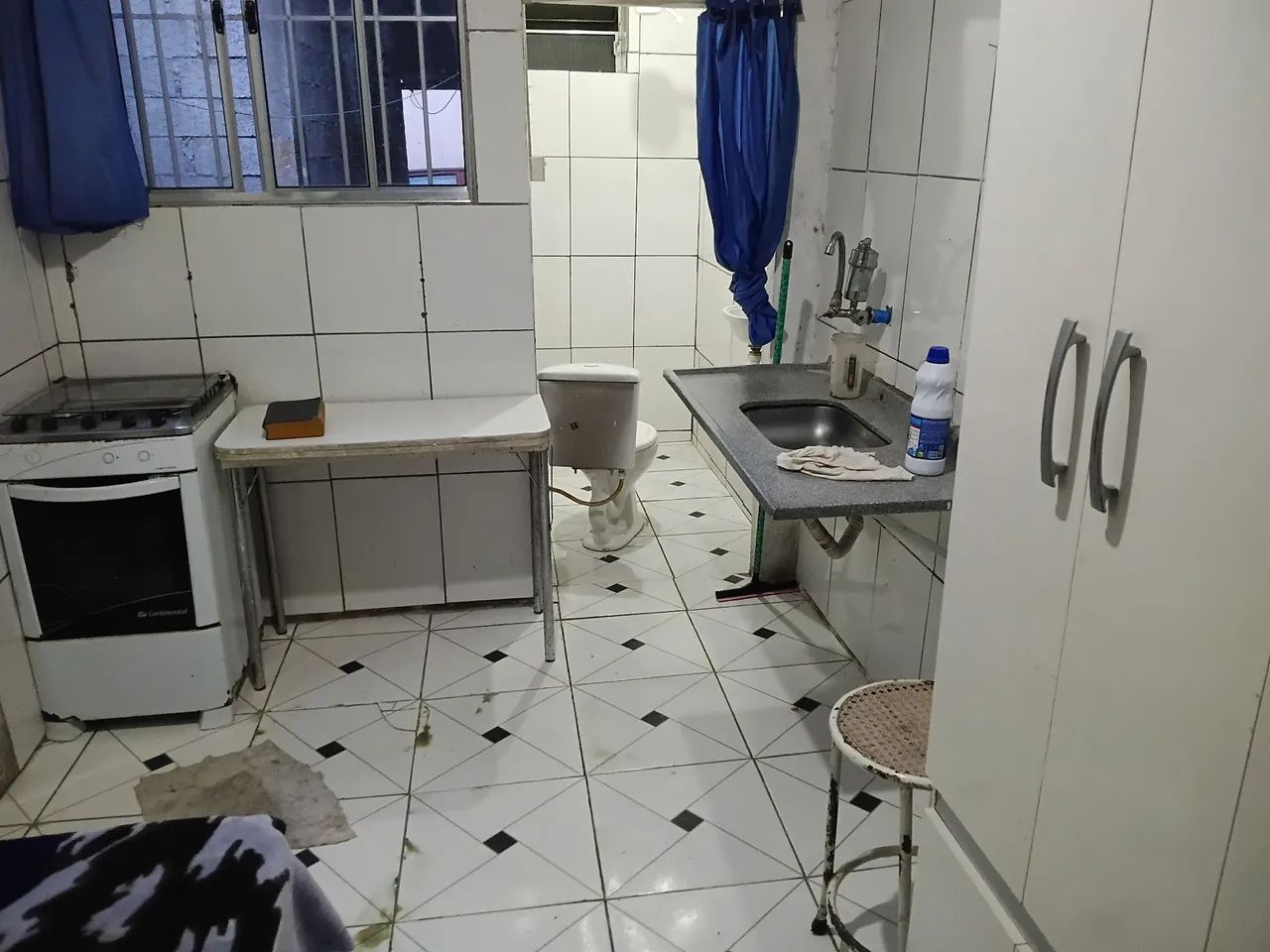 Alugo quarto com banheiro e pia