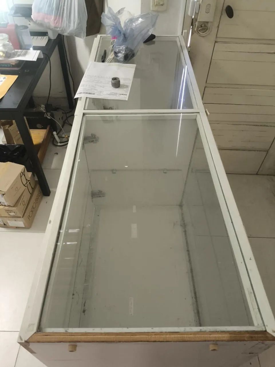 Balcão mostruário branco com vidro, 4 portas e 4 gavetas - Foto 3