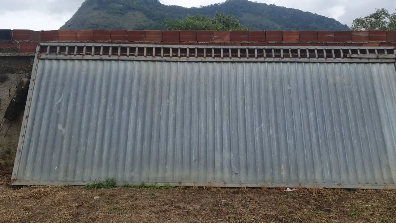 Vendo un portão  de garagem  em perfeito estado. 