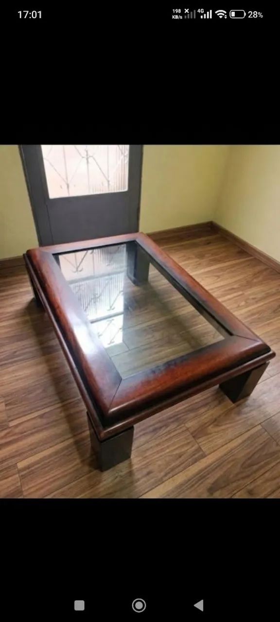 Mesa de centro madeira maciça com vidro 