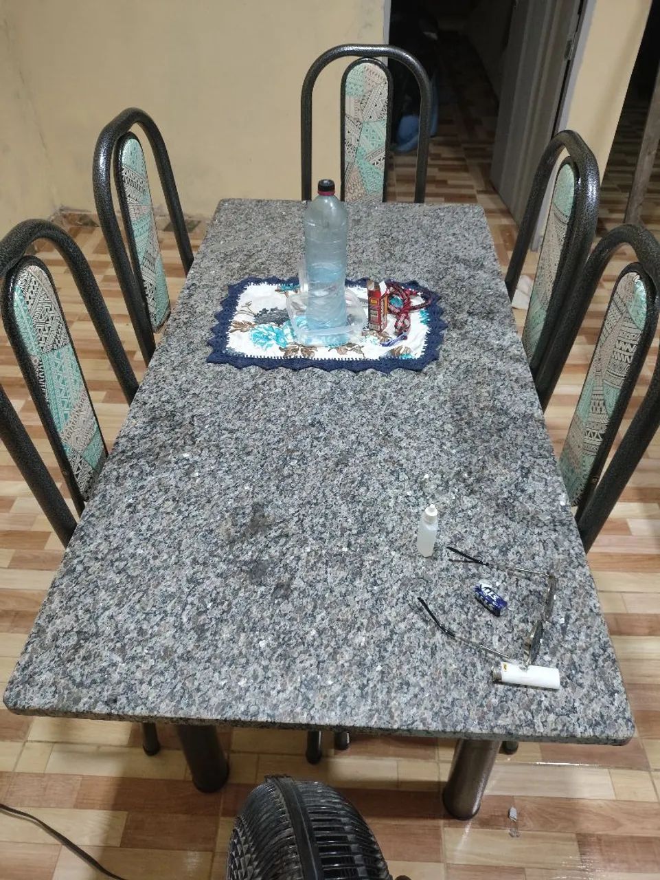 Uma mesa de mármore de seis lugares