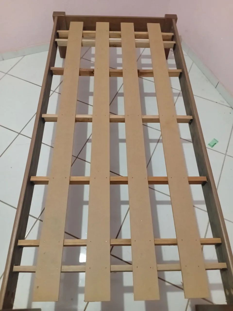 Vendo cama de solteiro com colchão  - Foto 3