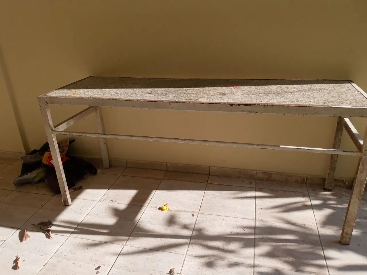 Mesa de ferro com pedra de marmore 