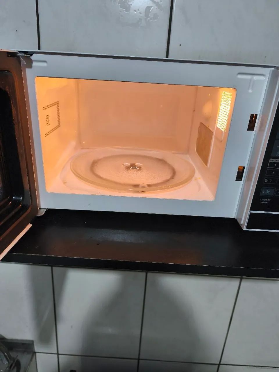 Microondas de 20 litros branco com porta preta - Foto 2