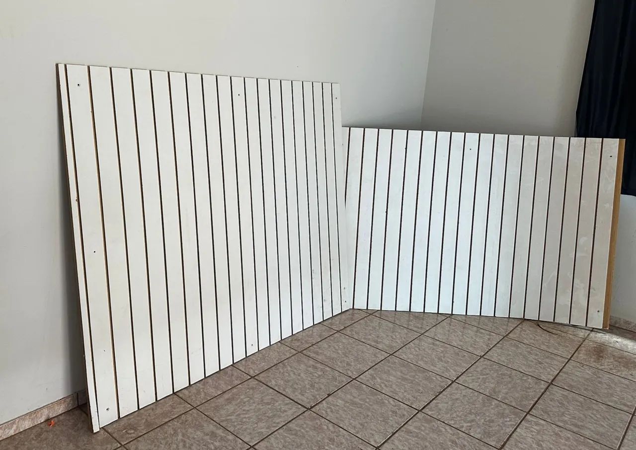 3 Expositores branco Canaletados com ganchos - Foto 2