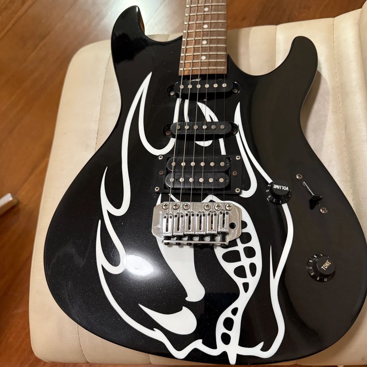 Guitarra Ibanez Gio N427 HSS - Customizada em Preto Metalico c