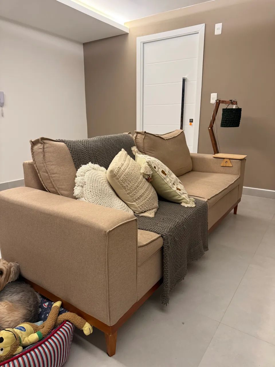 Sofá linho com pé de madeira maciça, não incluso decorações  - Foto 2