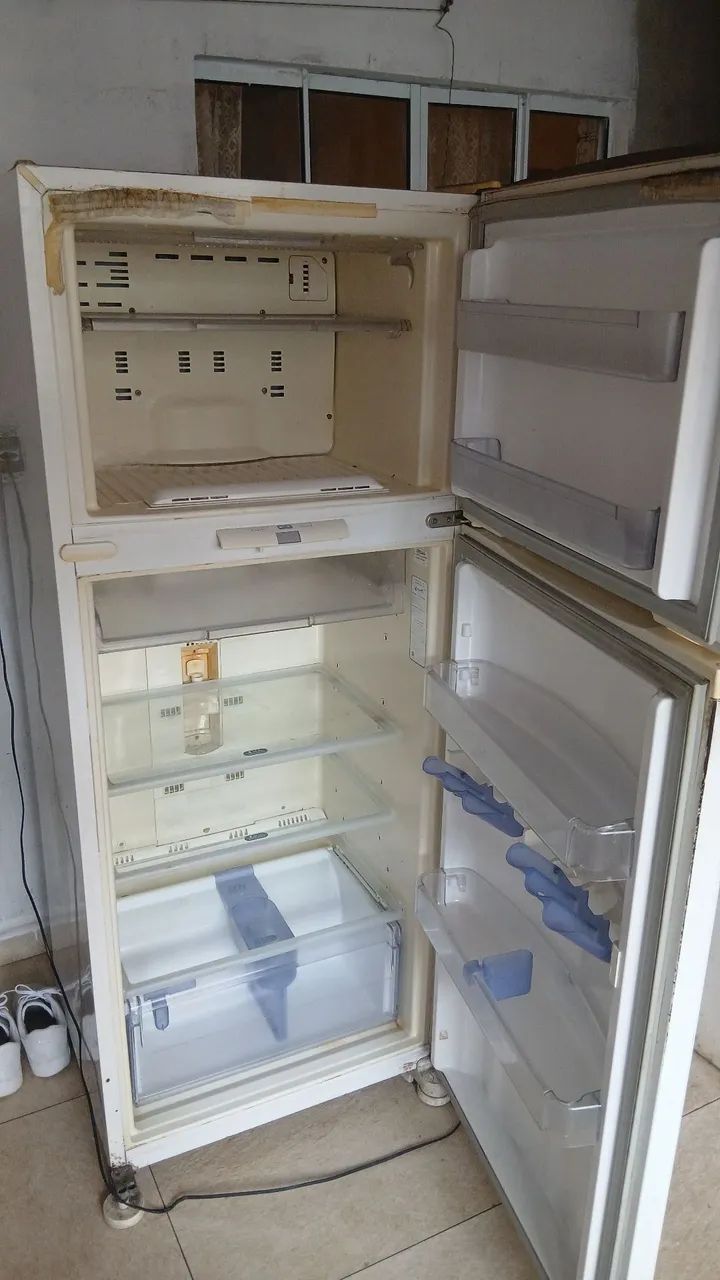 Vendo geladeira usada funcionando 