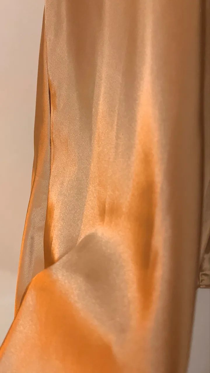 Blusa de cetim na cor gold  - Foto 2