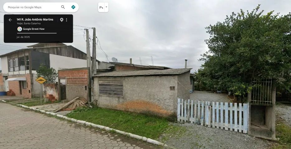 TERRENO NO ESPINHEIROS COM CASA