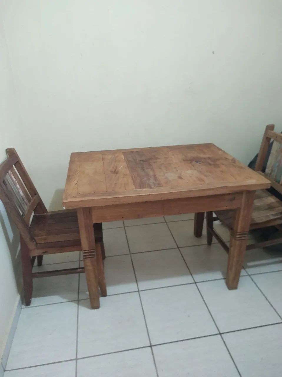 mesa rústica, c 2 cadeiras, 1000 reais  - Foto 3