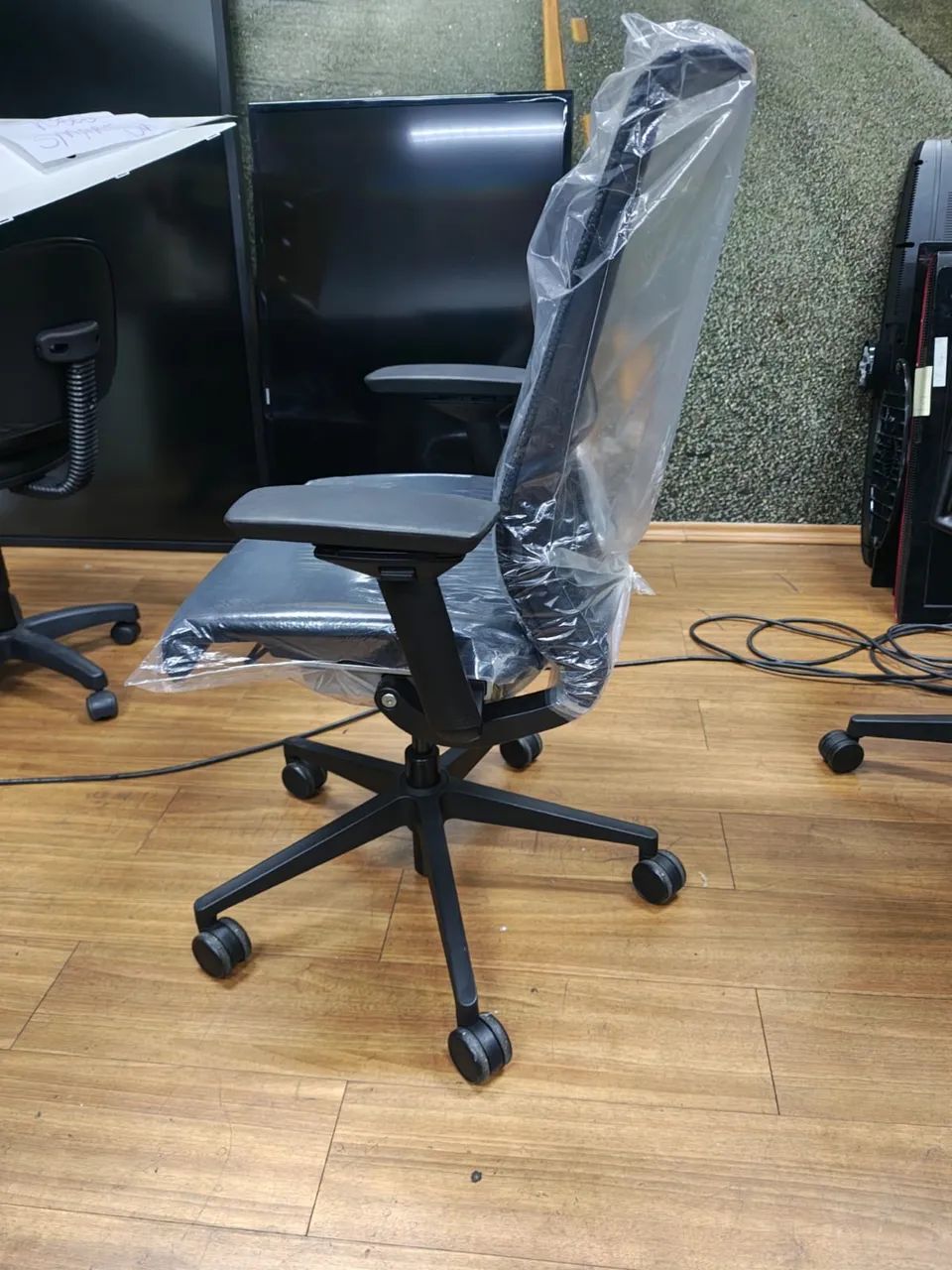 Cadeira de Escritório Steelcase Think V2 - Foto 3