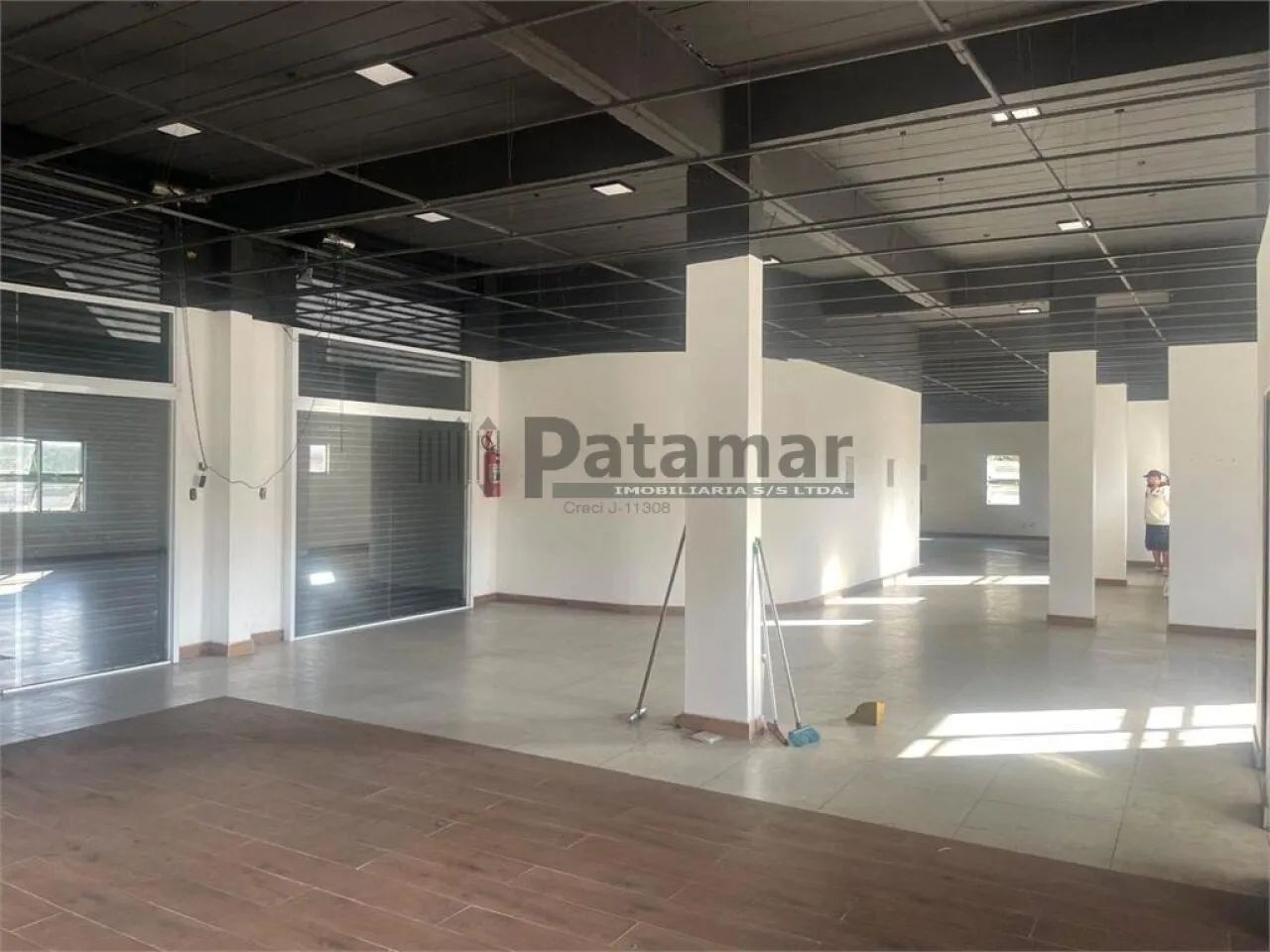 Prédio comercial na avenida Professor Francisco Morato