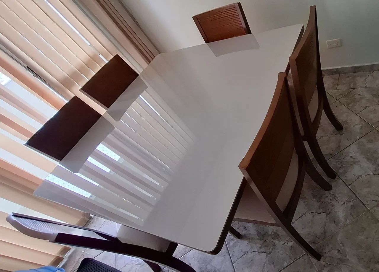 Mesa com 6 cadeiras de madeira maciça - Foto 2