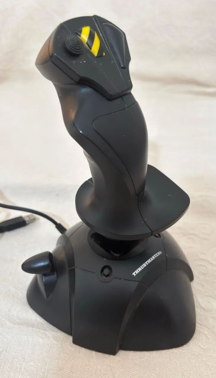 Joystick Thrustmaster USB para PC - Foto 3