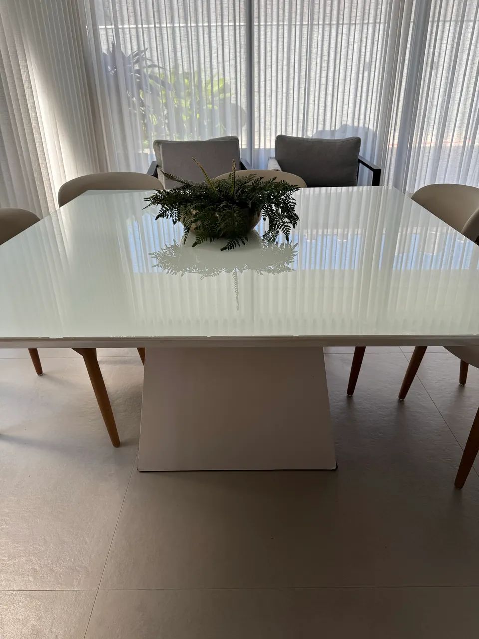 Mesa em laca quadrada branca