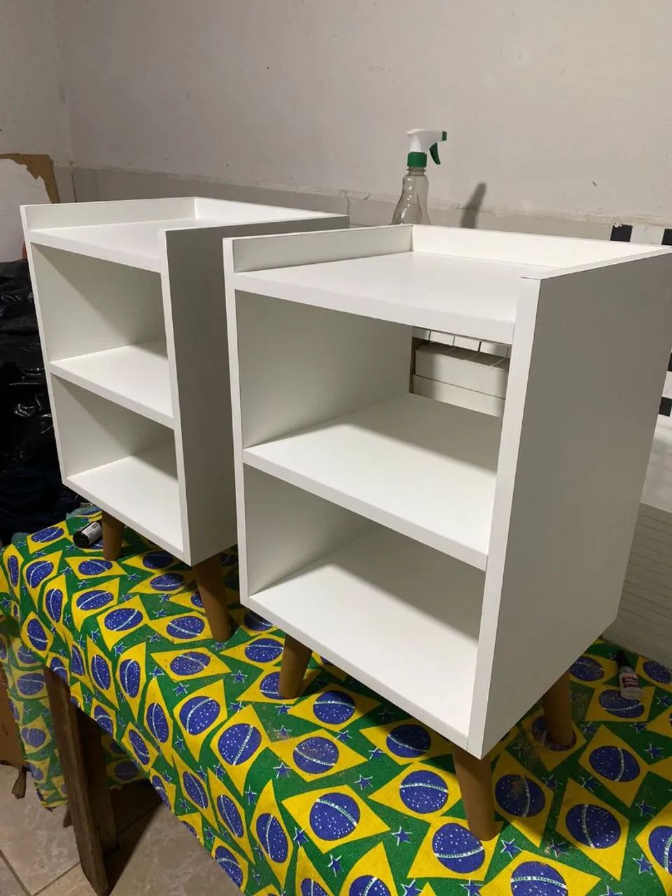 Criado mudo / Mesa de cabeceira 