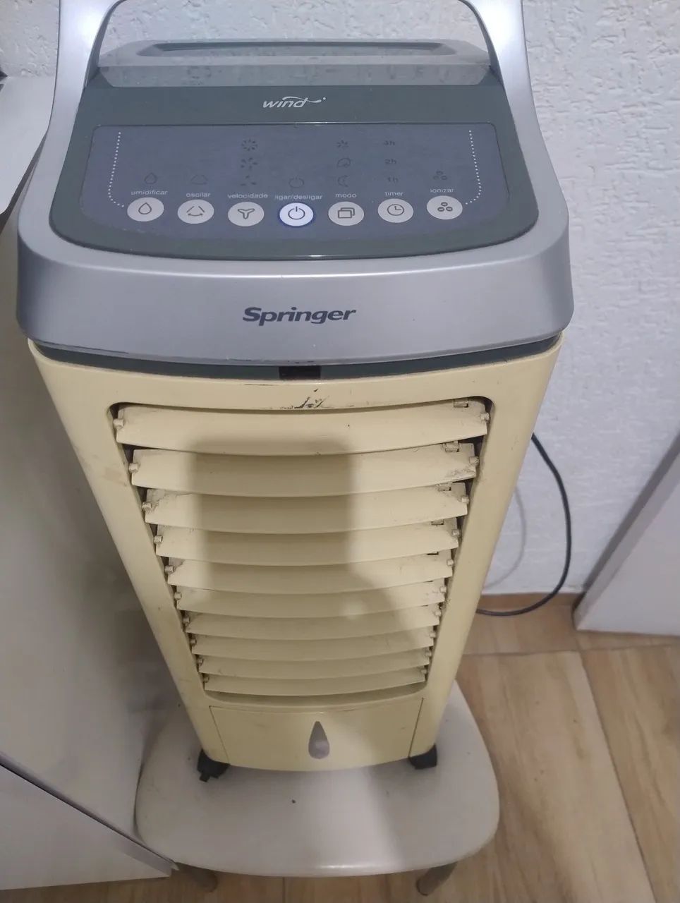 Ventilador e um microondas 