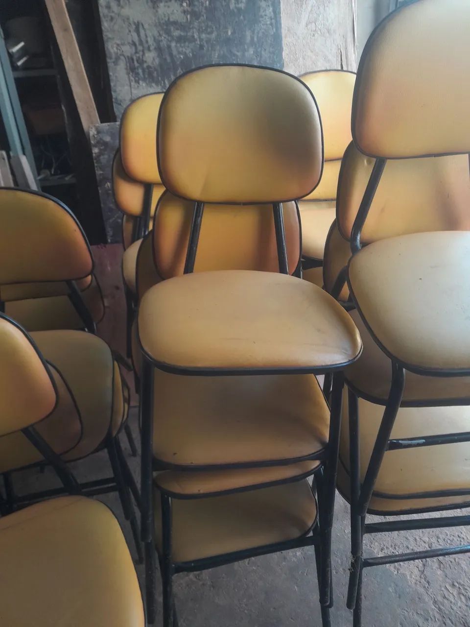 VENDO 20 CADEIRAS...LEIA!