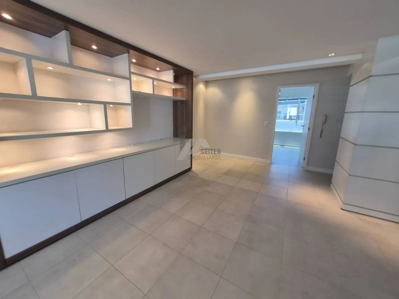 Apartamento semimobiliado 2 suites no centro para Locação 2 vagas - Foto 6