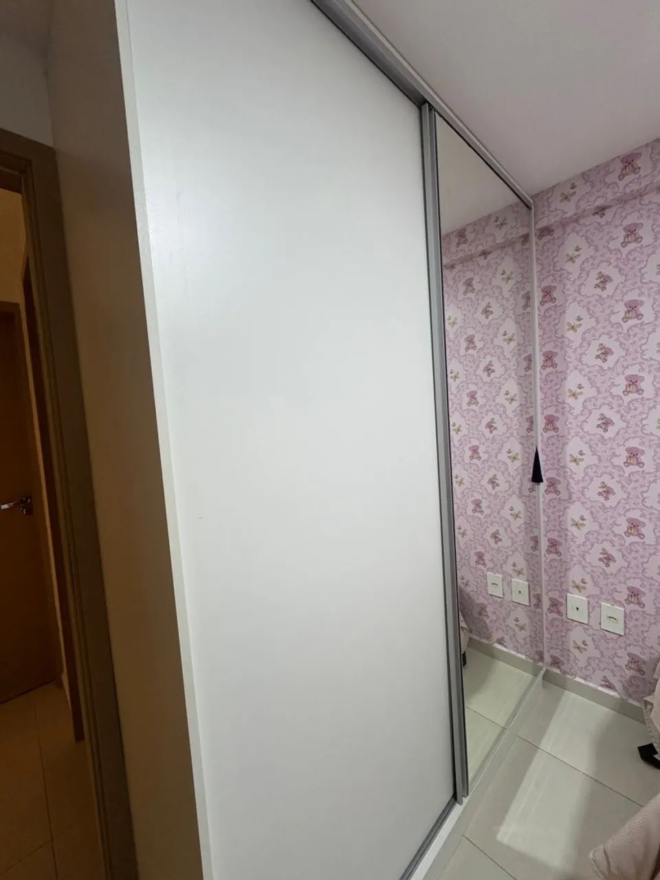 Guarda roupa grande e projetado 