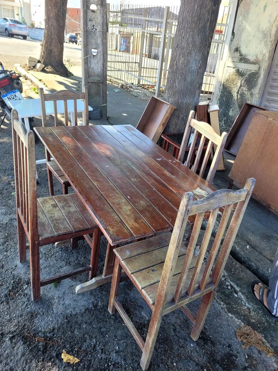 VENDO MESA DE MADEIRA COM 4 CADEIRAS - Foto 2