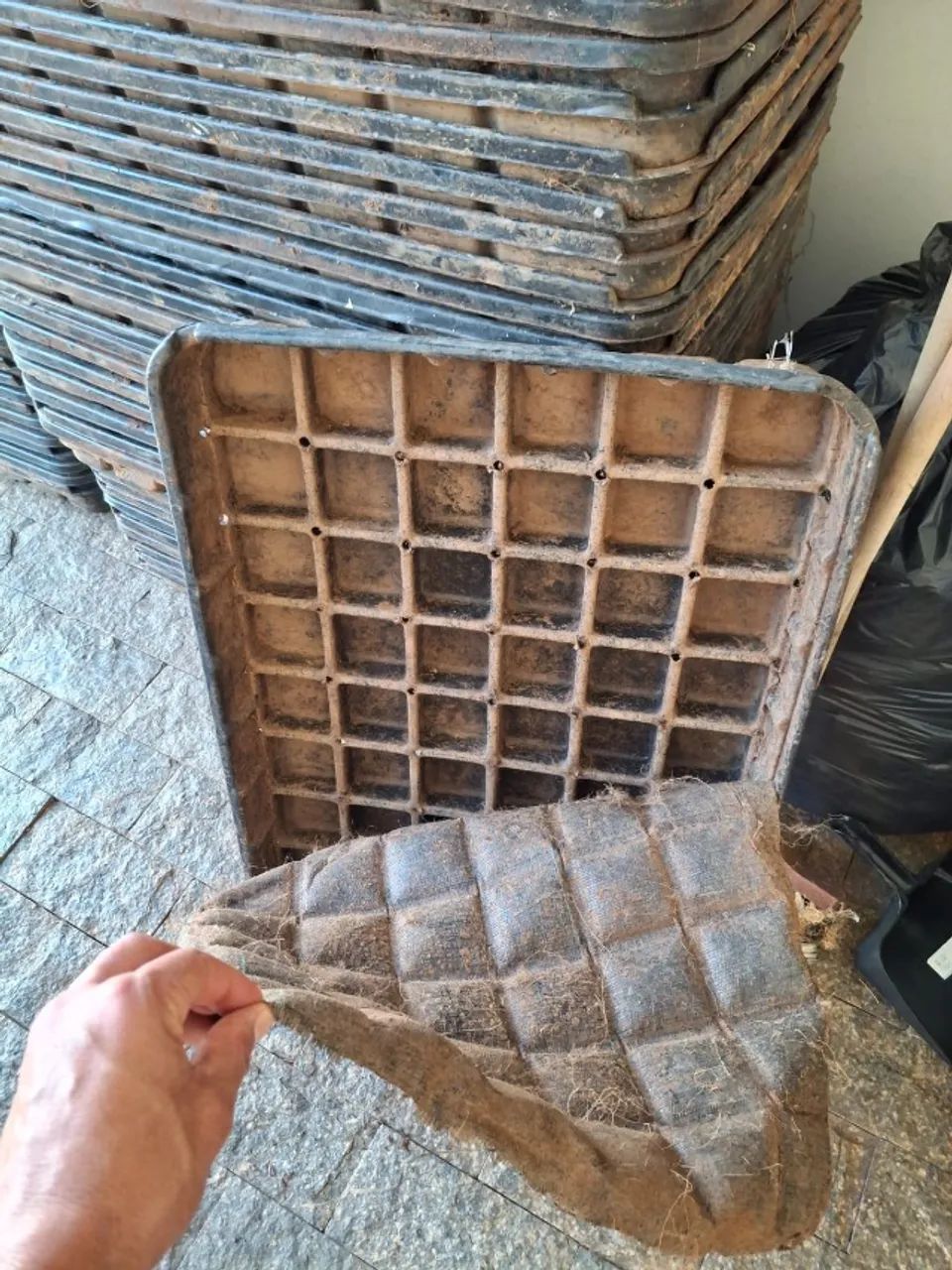 Vende-se 89 bandejas usadas para plantio em hortas, jardins e telhados verdes