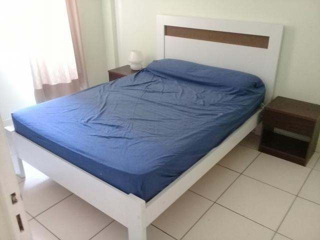 Cama de casal semi nova com criados