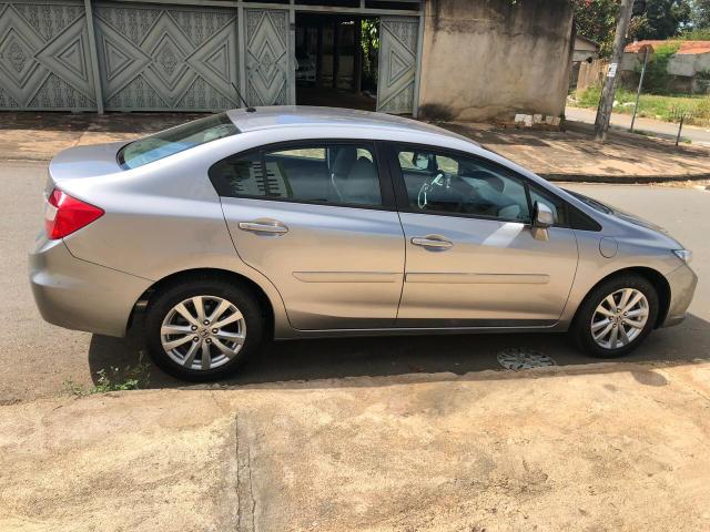 Civic 13-14 Carro tomado de financiamento, sem sinistro , sem batida 4 pneus novos - Foto 3