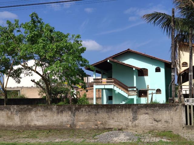 Sobrado em Itapoá, com 2 apartamentos, região nobre comércio e residencial - Foto 7
