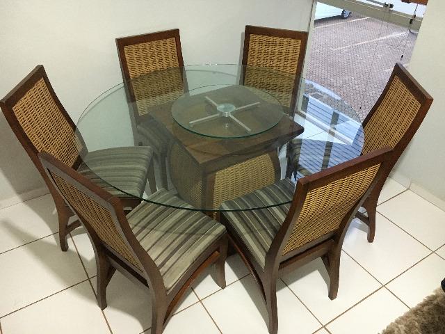 Mesa de 6 lugares e 01 aparador