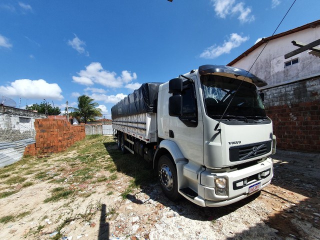 VENDE-SE CAMINHÃO VOLVO