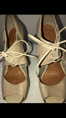 Sandal boot couro salto fino amarração Schutz tamanho 34 - Foto 2