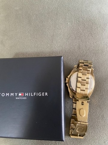 Relogio Tommy Hilfiger dourado  - Foto 3