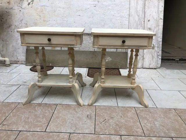 Par De Mesas De Cabeceira Em Imbuia Estilo Inglês