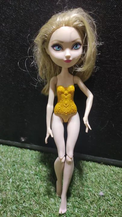 Boneca Ever After Hight ( Apple White)