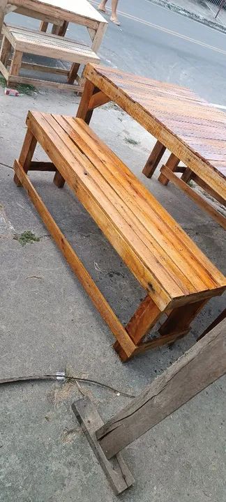 Mesa de madeira rústica com bancos - Foto 3