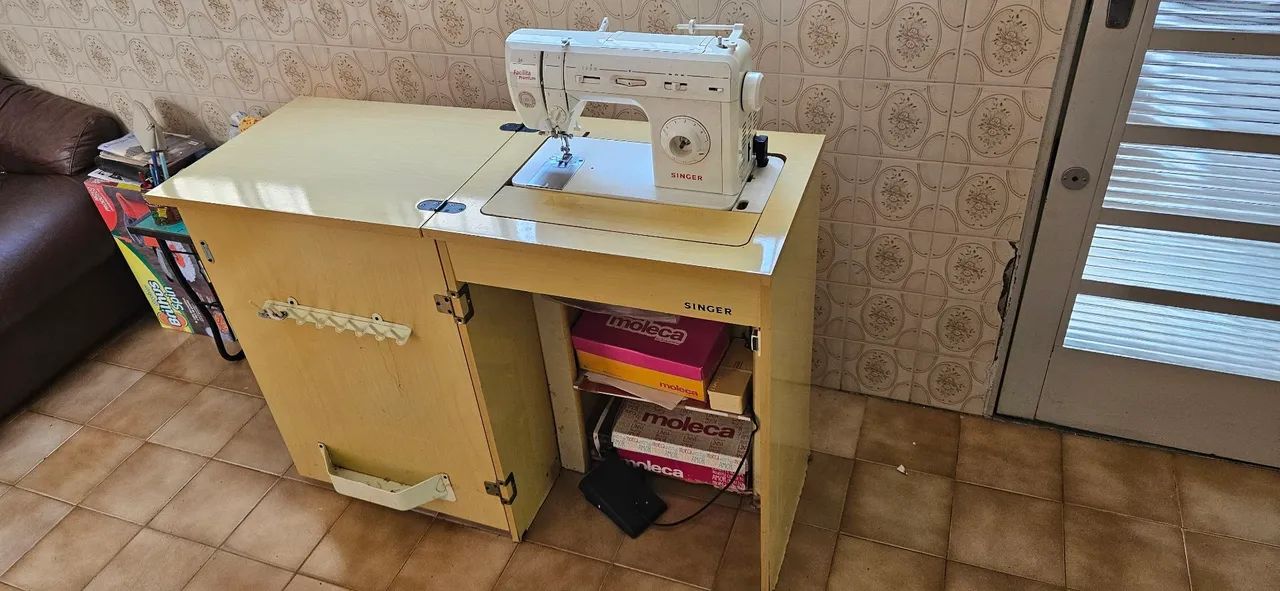 Máquina de Costura Singer com Gabinete