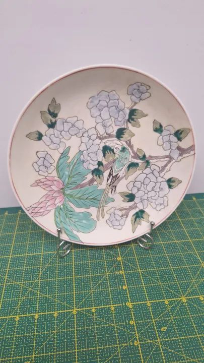 Prato decorativo desenho em relevo 