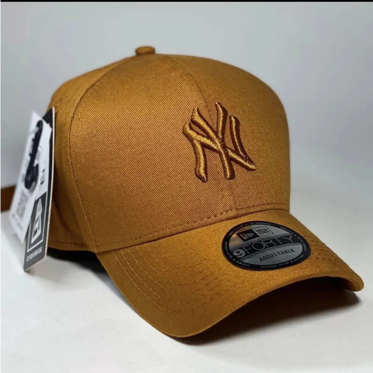 Boné New Era NY Aba Curva Marrom - Tamanho Ajustável