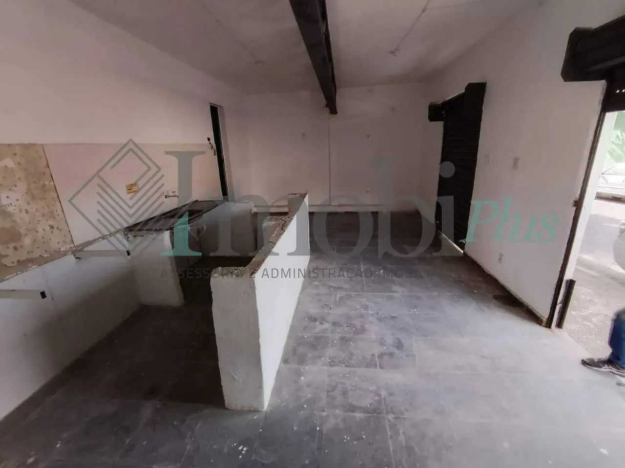 Área aproximadamente 180m² com loja aproximadamente de 60m² - Foto 4