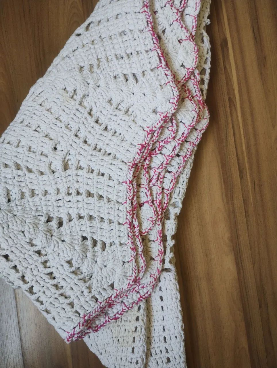 Tapete Crochê Redondo - Branco com Detalhes em Rosa