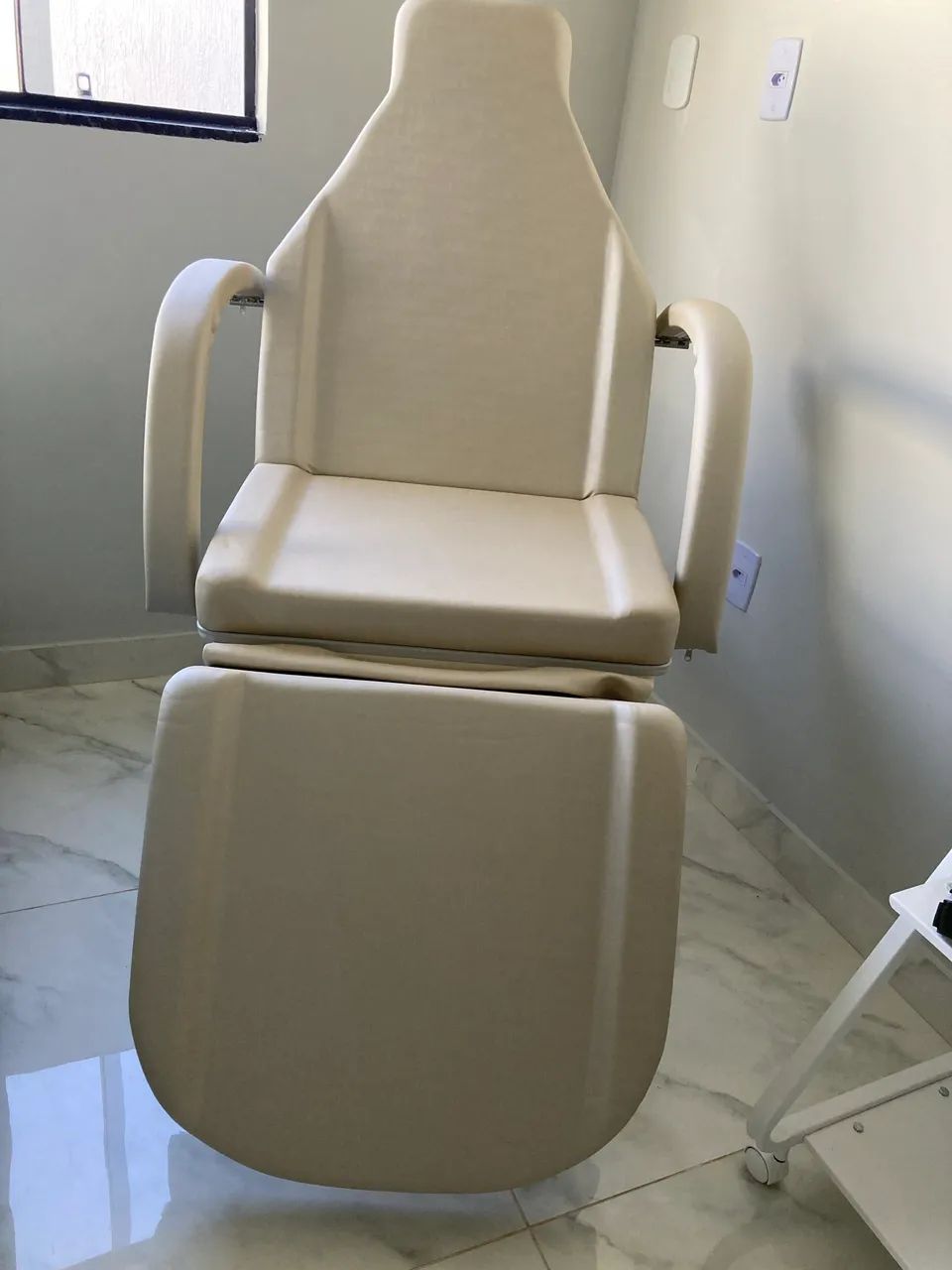 Cadeira e maca profissional Hidráulica PONTUAL + carrinho auxiliar com Lupa PONTUAL - Foto 2