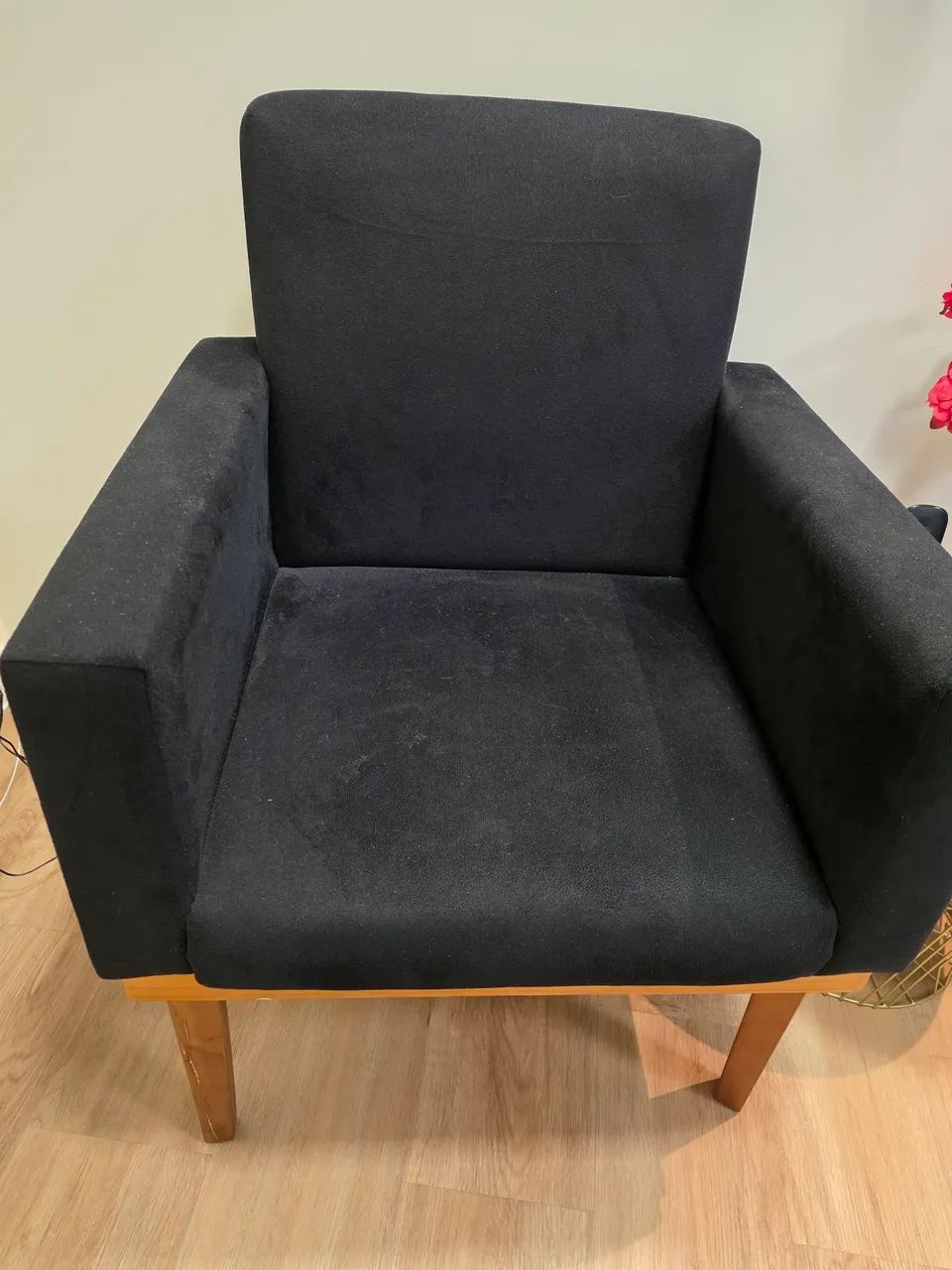 2 poltronas com pés de madeira - Foto 4