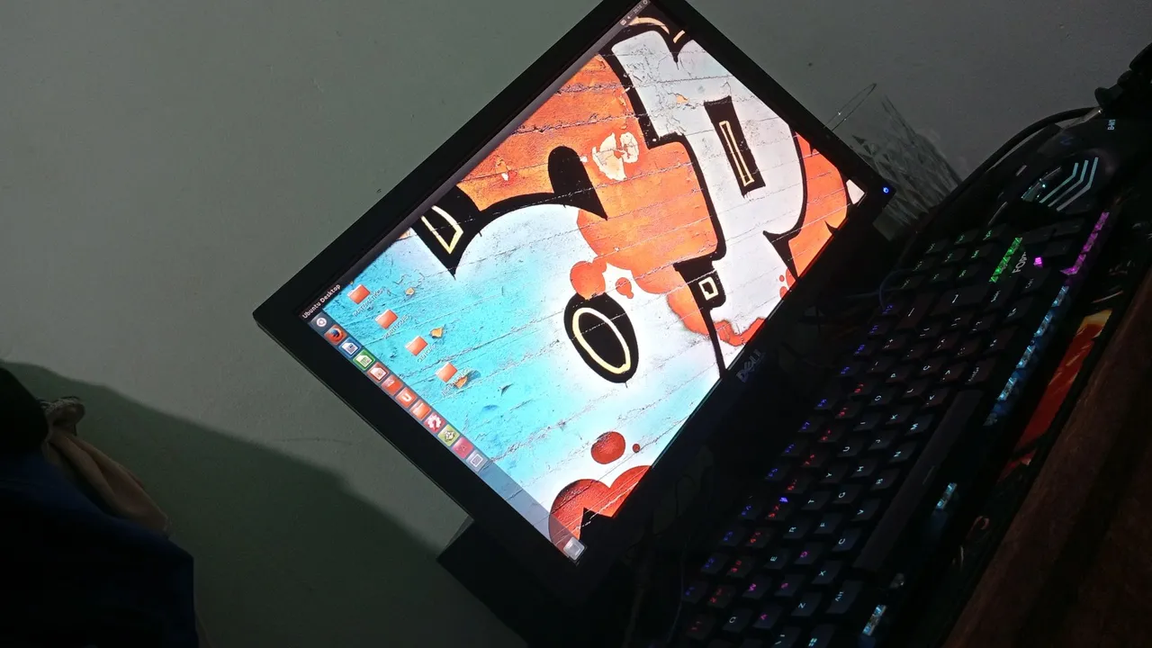 Monitor Dell com tela vibrante e design moderno