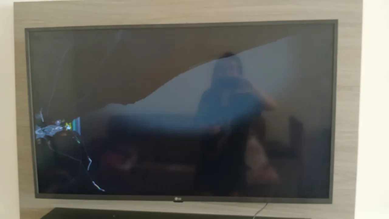 Smart TV LG 43' com tela danificada